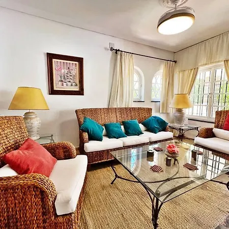 Coqueta Y Luminosa Casa Independiente פואנגירולה