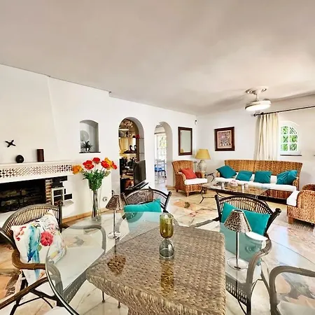 Coqueta Y Luminosa Casa Independiente