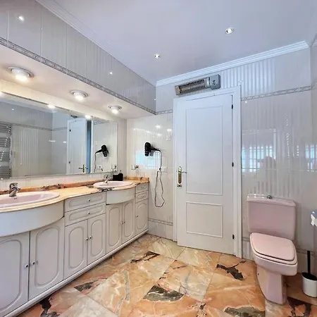 Coqueta Y Luminosa Casa Independiente Фуенхірола