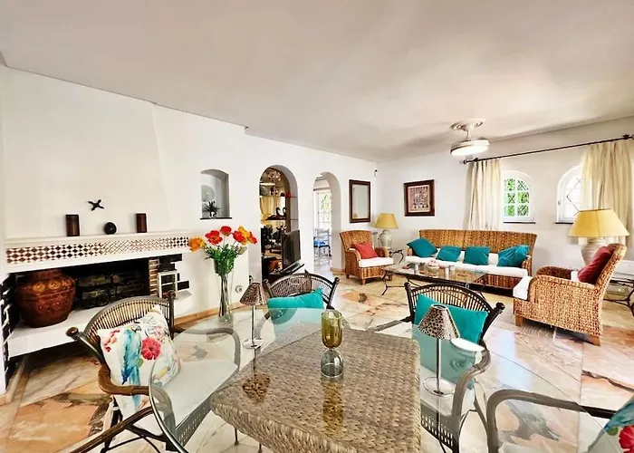 Coqueta Y Luminosa Casa Independiente