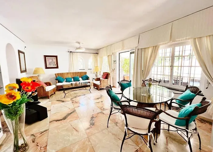 Coqueta Y Luminosa Casa Independiente